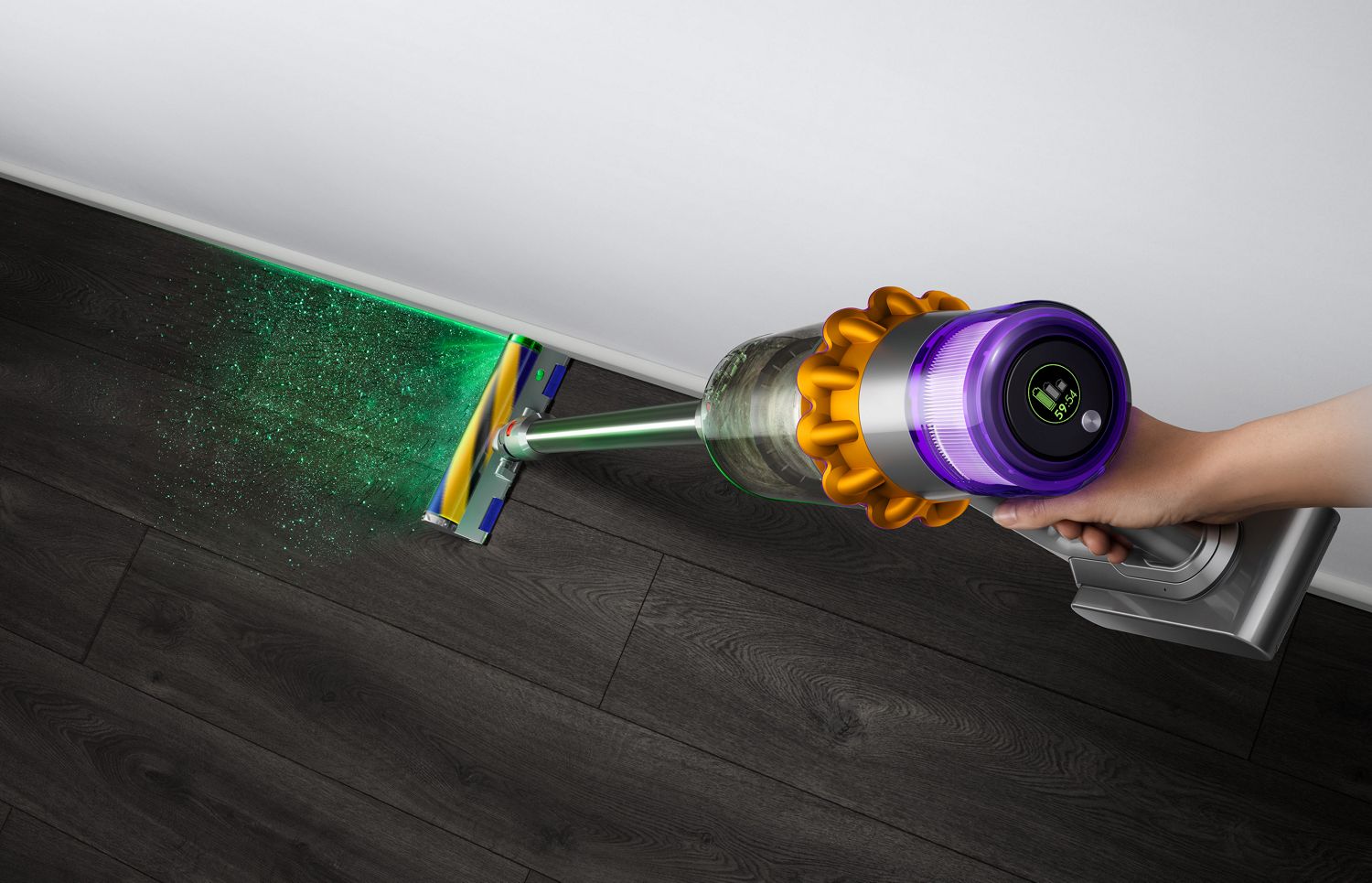 Écran LCD du V11 alors qu'il aspire la poussière sur un tapis et un sol dur